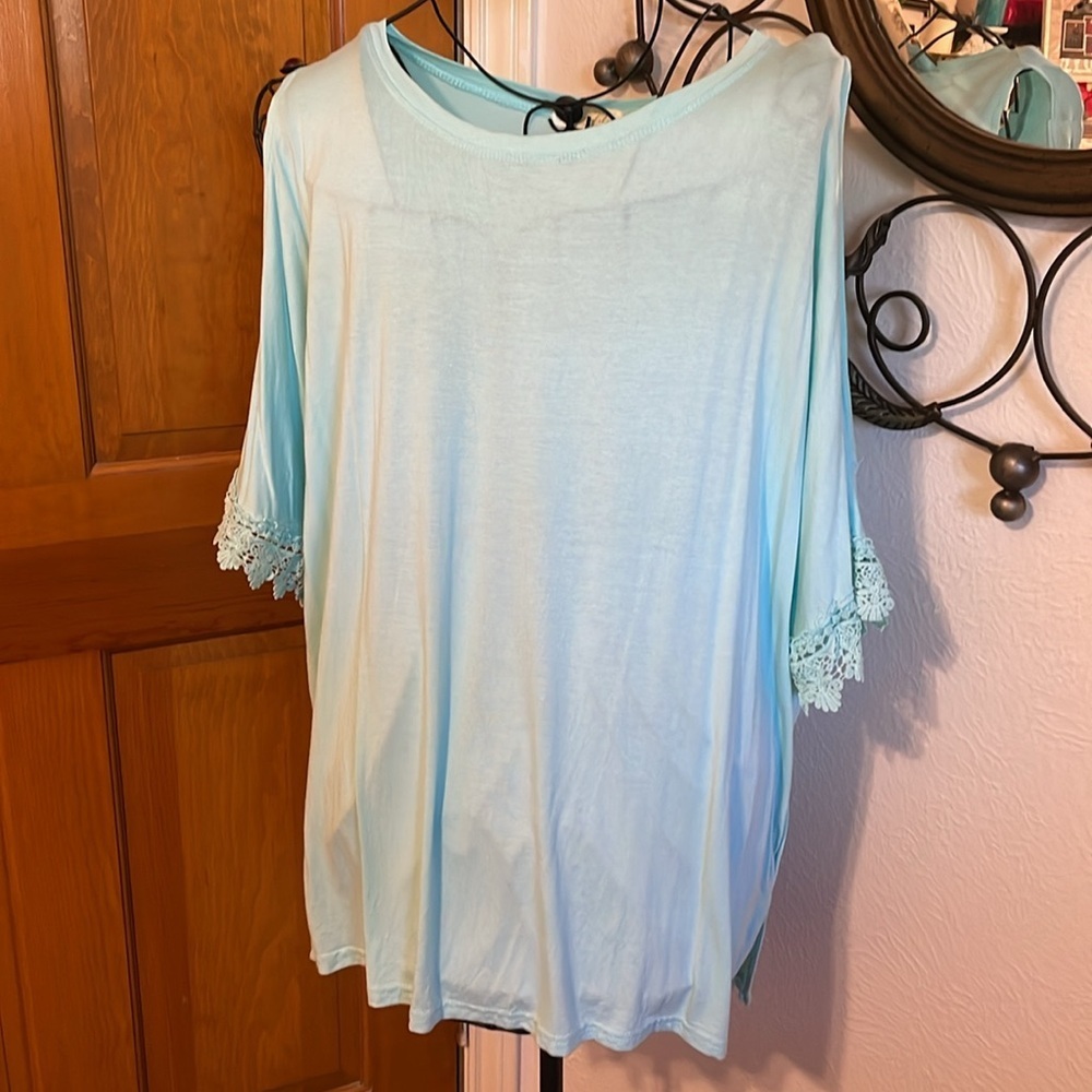 ☀️☀️☀️3 for 12$ ☀️☀️☀️Cold Shoulder Pull Over Top - Picture 8 of 10